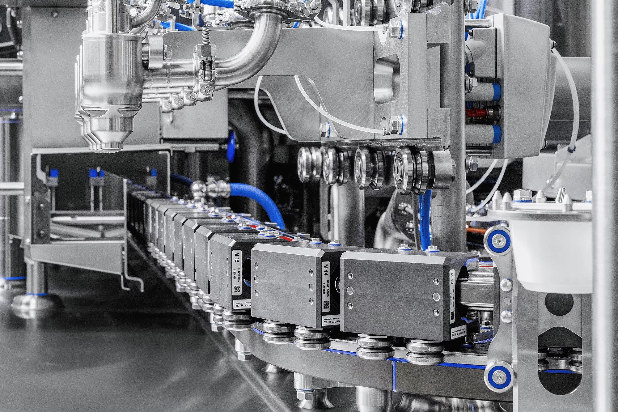 Waldner Abfüllanlage — Dosomat Längsläufer in der Produktion