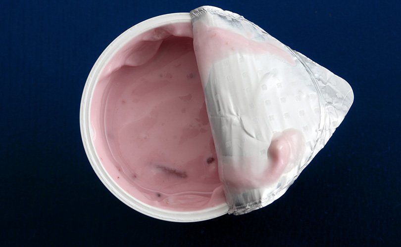 Lebensmittelproduktion: Joghurtbecher auf Abfüllanlage